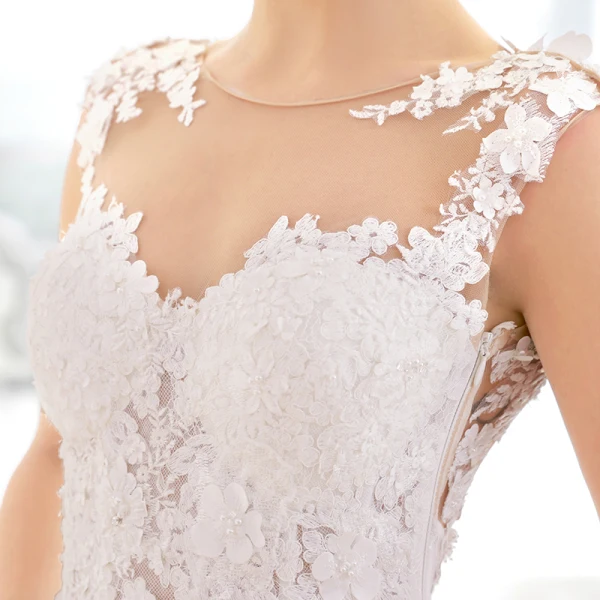 Élégant Ivoire Robe De Mariée 2018 Robe Boule En Dentelle Appliques Percé Encolure Dégagée Sans Manches Cathedral Train Mariage