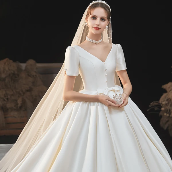 Elegant Enkel Satin Elfenben Sløyfe Brudekjoler 2021 Ballkjole V-Hals Korte Ermer Ryggløse Royal Train Bryllup