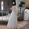 Hermoso Gris Perla Con Encaje Flor Vestidos De Damas De Honor 2021 A-Line / Princess Manga Corta Sin Espalda Largos La Dama De Honor Vestidos para bodas