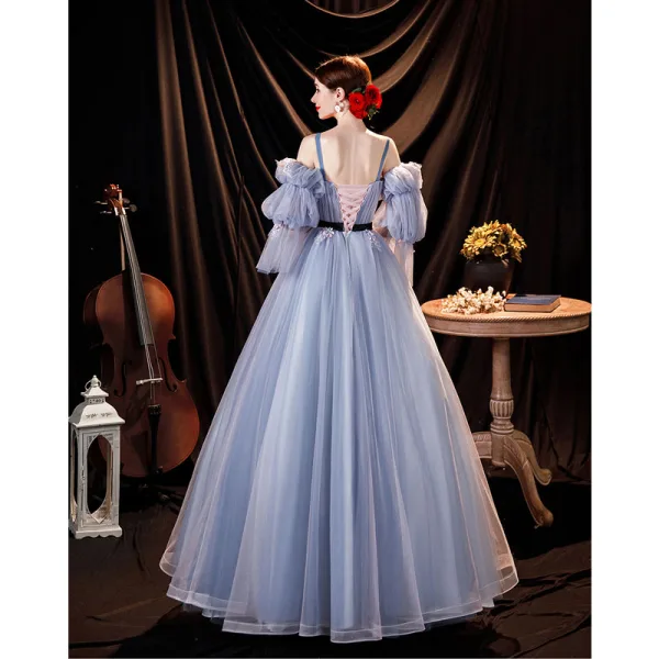 Chic Bleu Ciel Robe De Bal 2021 Princesse Bretelles Spaghetti Perle En Dentelle Fleur Appliques Volants Manches Courtes Ceinture Noeud Longue Dos Nu Robe De Ceremonie