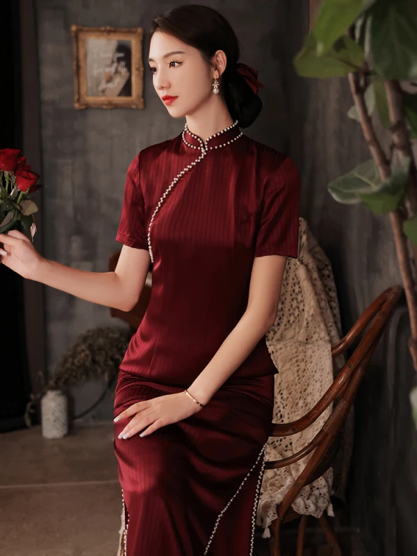 Chinesischer Stil Burgunderrot Satin Cheongsam 2021 Meerjungfrau Perle Stehkragen Kurze Ärmel Abend Lange Cheongsam