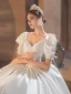 Elegant Elfenben Perle Satin Brudekjoler 2021 Ballkjole Firkantet Hals Puffy Korte Ermer Cathedral Train