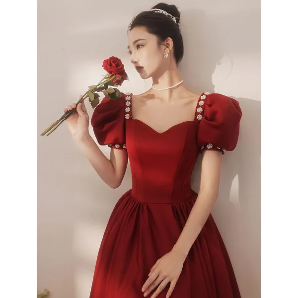Elegant Burgunder Beading Perle Ballkjoler 2021 Prinsesse Satin Firkantet Hals Puffy Korte Ermer Ryggløse Lange Formelle Kjoler