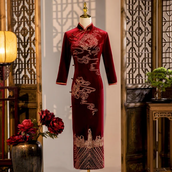 Chinesischer Stil Burgunderrot Stickerei Wildleder Abendkleider Cheongsam 2021 Meerjungfrau Stehkragen 1/2 Ärmel Wadenlang Festliche Kleider