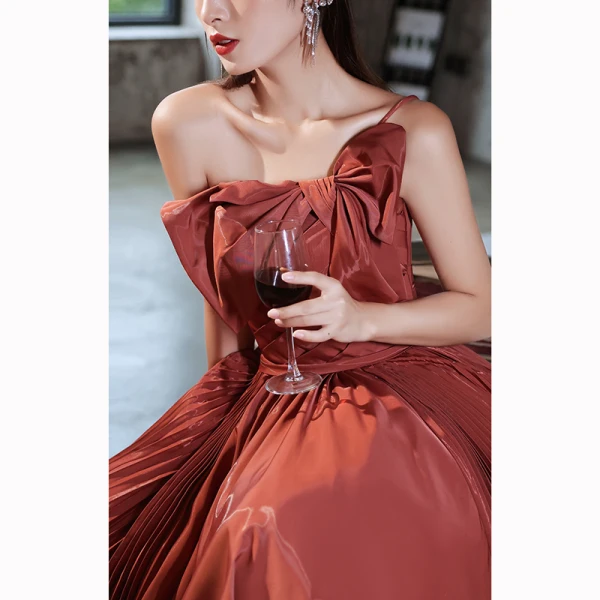 Charmant Café Satin Robe De Bal 2022 Princesse Bustier Noeud Sans Manches Dos Nu Train De Balayage Robe De Ceremonie
