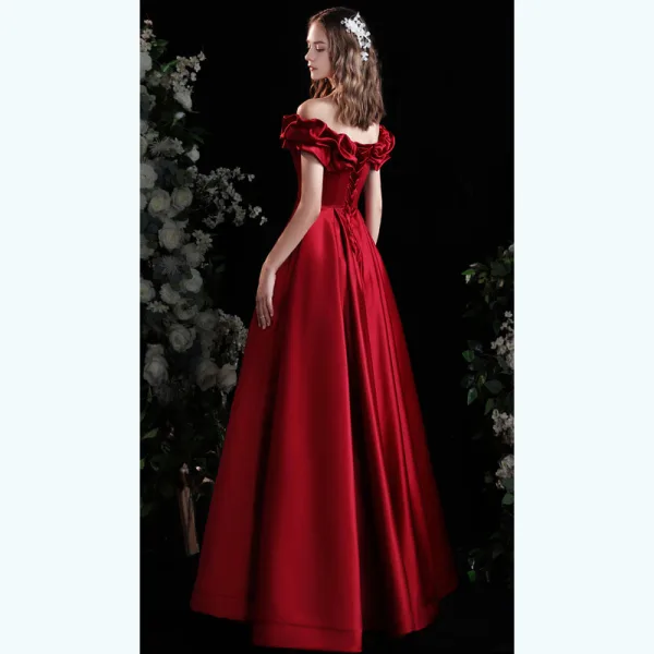 Chic / Beautiful Burgundy Satin Prom Dresses 2021 A-Line / Princess Ruffle Off-The-Shoulder Short Sleeve Backless Floor-Length / Long Formal Dresses