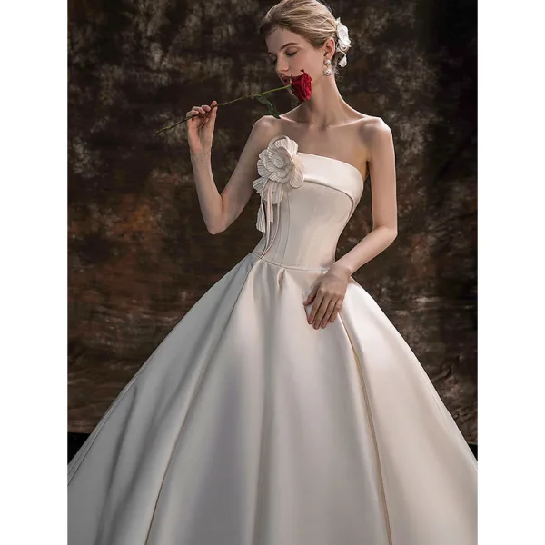 Haut de Gamme Ivoire Satin Robe De Mariée 2022 Robe Boule Bustier Appliques Sans Manches Dos Nu Tribunal Train Mariage