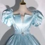 Élégant Bleu Ciel Satin Robe De Bal 2022 Robe Boule Gonflée Encolure Carrée Faux Diamant Ceinture Manches Courtes Dos Nu Longue Robe De Ceremonie