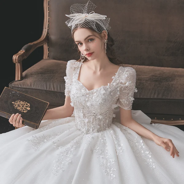 Chic / Belle Blanche Robe De Mariée 2021 Robe Boule Encolure Carrée Perlage Noeud Perle Appliques Paillettes Manches Courtes Dos Nu Cathedral Train Mariage