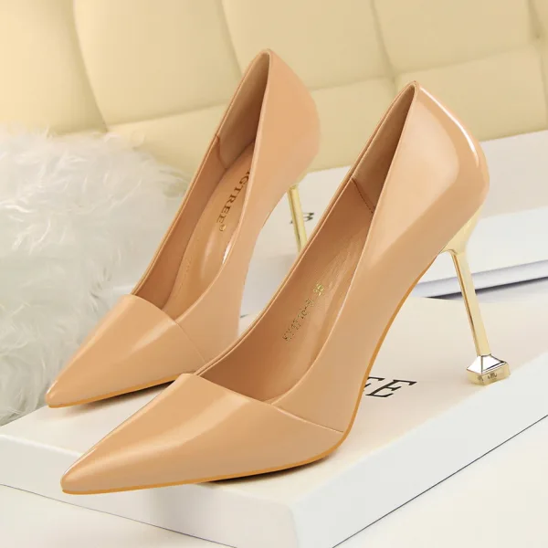 Schöne OL Ivory / Creme Pumps 2020 Lackleder 9 cm Stilettos Spitzschuh Pumps