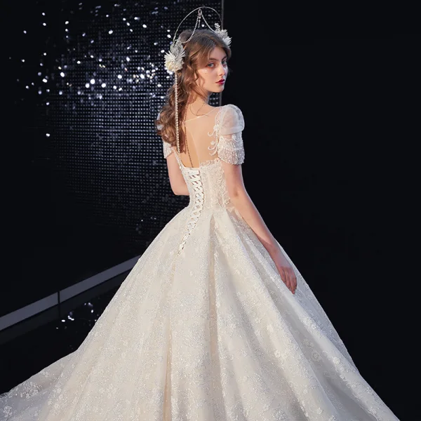 Luxe Champagne Robe De Mariée 2020 Princesse Encolure Dégagée Perlage Gland Paillettes En Dentelle Fleur Manches Courtes Dos Nu Royal Train