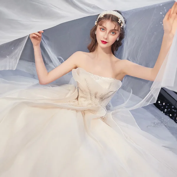 Luxe Champagne Robe De Mariée 2020 Robe Boule Bustier Plumes Perlage En Dentelle Fleur Sans Manches Dos Nu Volants en Cascade Royal Train