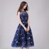 Chic / Beautiful Navy Blue Homecoming Graduation Dresses 2018 A-Line / Princess Glitter Star Scoop Neck Sleeveless Tea-length Formal Dresses