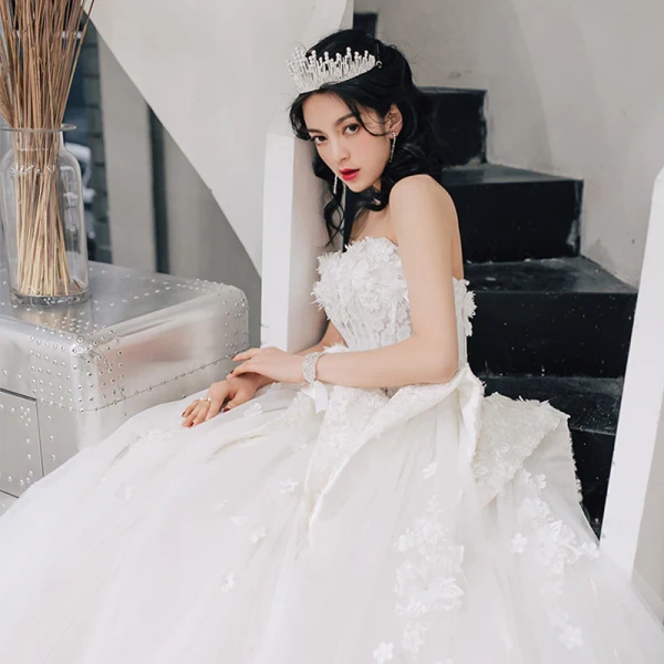 Fantastiske / Unike Elfenben Brudekjoler 2018 Ballkjole Blonder Blomst Appliques Rhinestone Kjæreste Ryggløse Uten Ermer Lange Bryllup