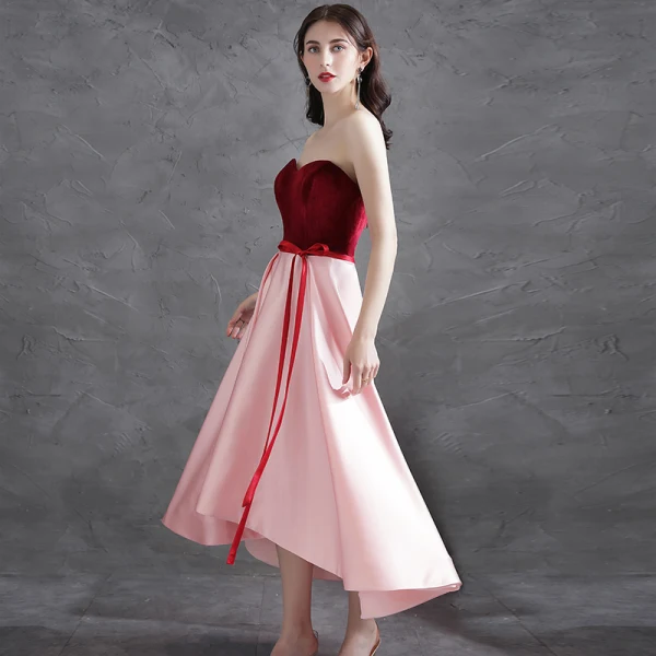 Chic / Belle Rouge Satin Asymétrique Robe De Cocktail 2021 Princesse Daim Bustier Noeud Sans Manches Dos Nu Cocktail Robe De Ceremonie