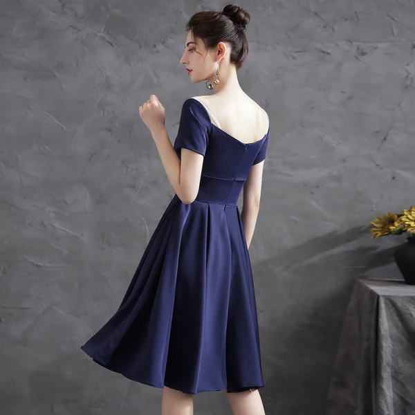 Simple Bleu Marine de retour Satin Robe De Graduation 2021 Princesse Encolure Carrée Manches Courtes Dos Nu Mi-Longues Robe De Ceremonie