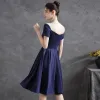 Modest / Simple Navy Blue Homecoming Satin Graduation Dresses 2021 A-Line / Princess Square Neckline Short Sleeve Backless Knee-Length Formal Dresses
