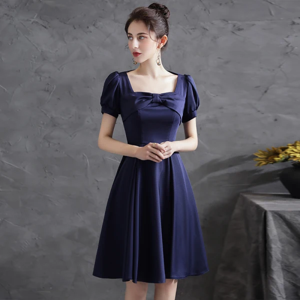 Simple Bleu Marine Satin de retour Robe De Graduation 2021 Princesse Encolure Carrée Noeud Manches Courtes Mi-Longues Robe De Ceremonie