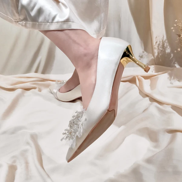 Charmant Ivoire Satin Chaussure De Mariée 2020 Cuir Perlage Cristal Perle 7 cm Talons Aiguilles À Bout Pointu Mariage Escarpins