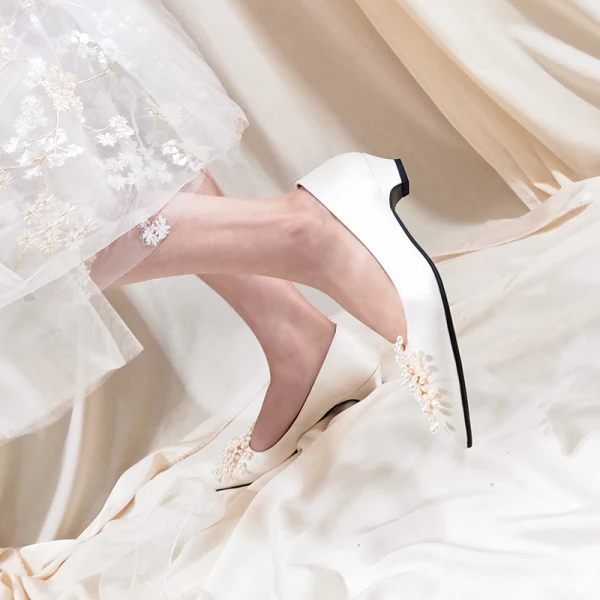 Elegant Elfenben Satin Perle Brudesko 2020 Lær 3 cm Lav Hæl Spisse Bryllup Pumps