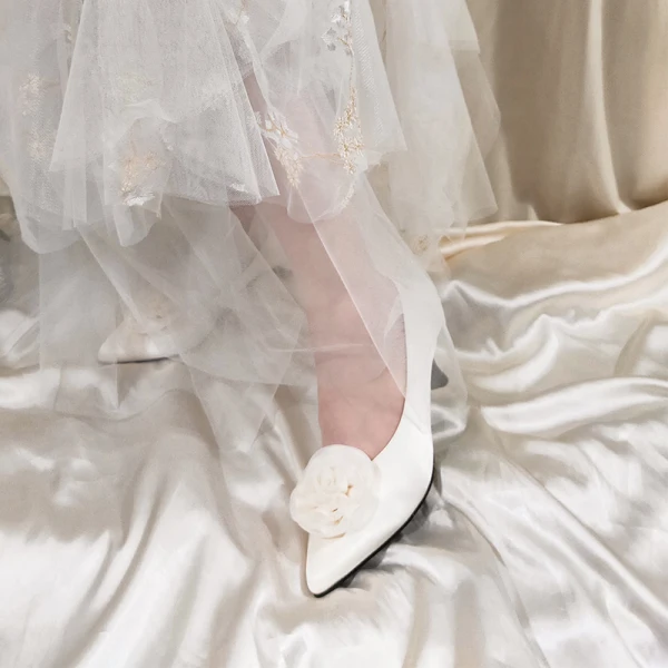 Élégant Ivoire Satin Fleur Chaussure De Mariée 2020 Cuir 5 cm Talons Aiguilles À Bout Pointu Mariage Escarpins