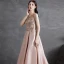Élégant Champagne Satin Robe De Soirée 2021 Princesse Encolure Dégagée Perlage Faux Diamant Paillettes Sans Manches Train De Balayage Soirée Robe De Ceremonie