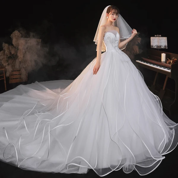 Charmant Blanche Robe De Mariée 2020 Robe Boule Bustier Paillettes Sans Manches Dos Nu Royal Train