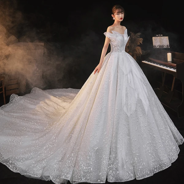 Luxus / Herrlich Weiß Spitze Brautkleider / Hochzeitskleider 2020 Ballkleid Bandeau Perlenstickerei Pailletten Ärmellos Rückenfreies Königliche Schleppe
