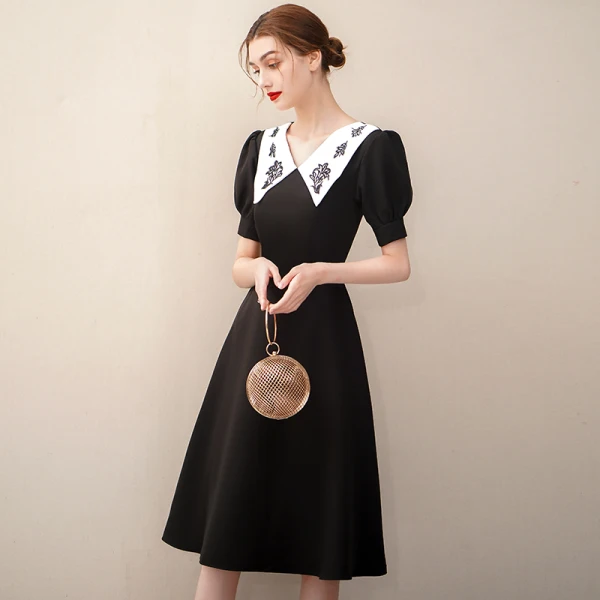 Elegant Black Satin Homecoming Graduation Dresses 2020 A-Line / Princess V-Neck Short Sleeve Knee-Length Formal Dresses