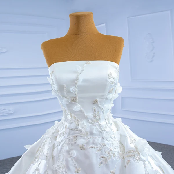 Luxus / Herrlich Ivory / Creme Satin Perlenstickerei Perle Pailletten Brautkleider / Hochzeitskleider 2021 A Linie Bandeau Applikationen Ärmellos Rückenfreies Königliche Schleppe Hochzeit