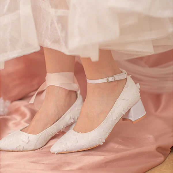Elegante Ivory / Creme Brautschuhe 2020 Leder Knöchelriemen Spitze Applikationen 5 cm Thick Heels Spitzschuh Hochzeit Pumps
