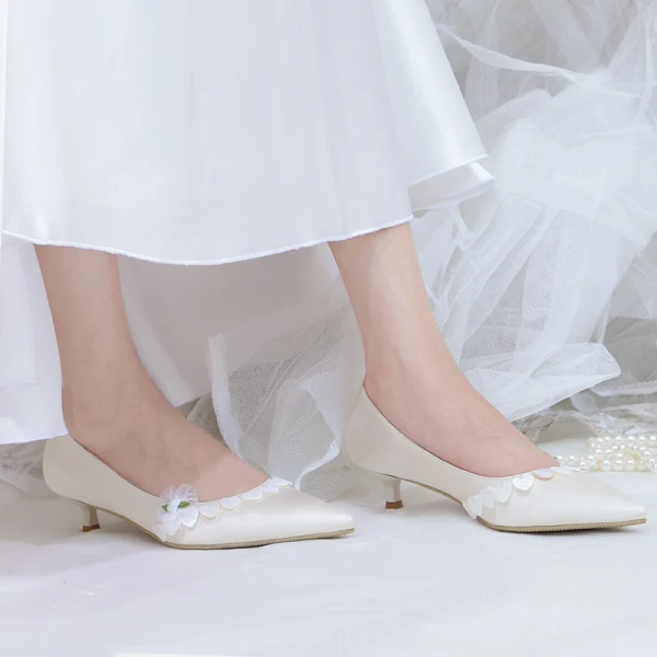 Schöne Ivory / Creme Brautschuhe 2020 Applikationen 3 cm Stilettos Low Heel Spitzschuh Hochzeit Pumps
