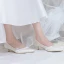 Schöne Ivory / Creme Brautschuhe 2020 Applikationen 3 cm Stilettos Low Heel Spitzschuh Hochzeit Pumps