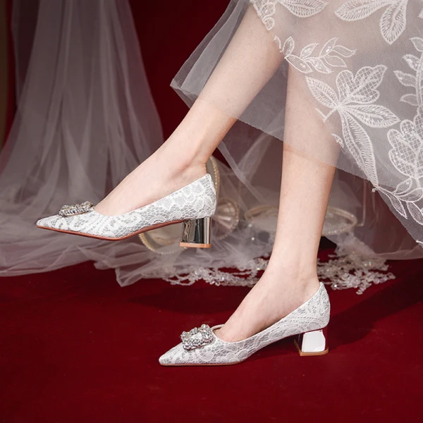 Charmant Argenté En Dentelle Faux Diamant Chaussure De Mariée 2020 Mariage 6 cm Talons Épais À Bout Pointu Escarpins