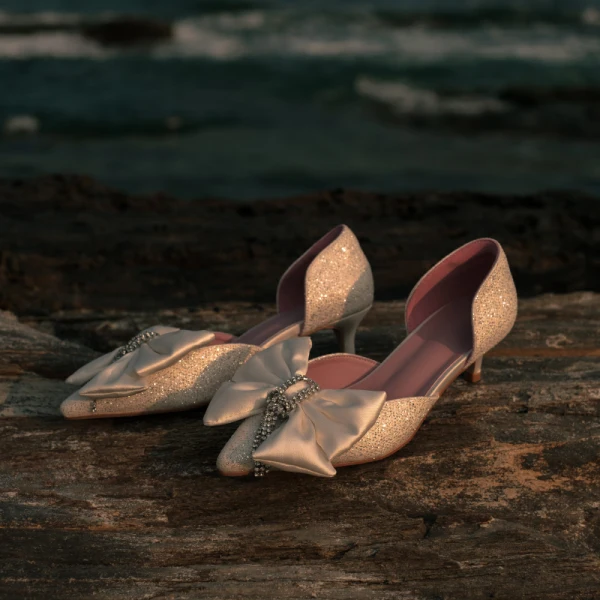 Edles Glanz Silber Brautschuhe 2020 Satin Schleife Strass Quaste 4 cm Stilettos Low Heel Spitzschuh Hochzeit High Heels