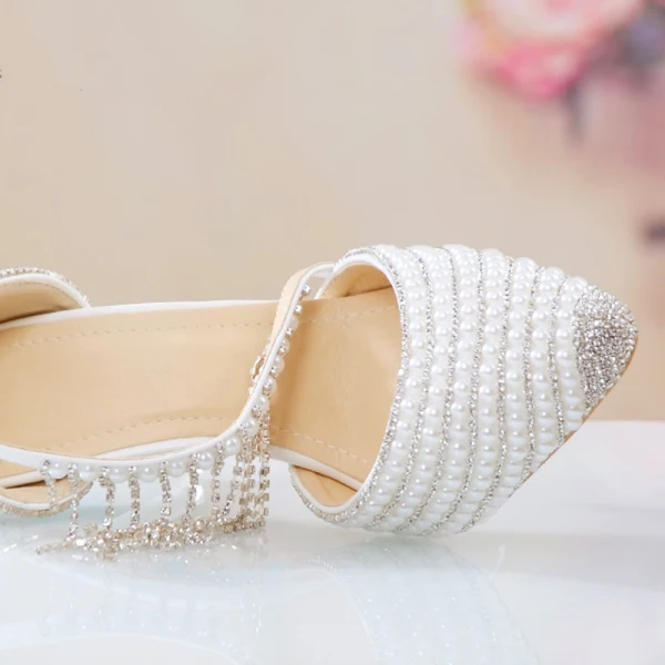 Mode Weiß Brautschuhe 2018 Perle Strass Perlenstickerei Quaste Knöchelriemen 9 cm Stilettos Spitzschuh Hochzeit Pumps