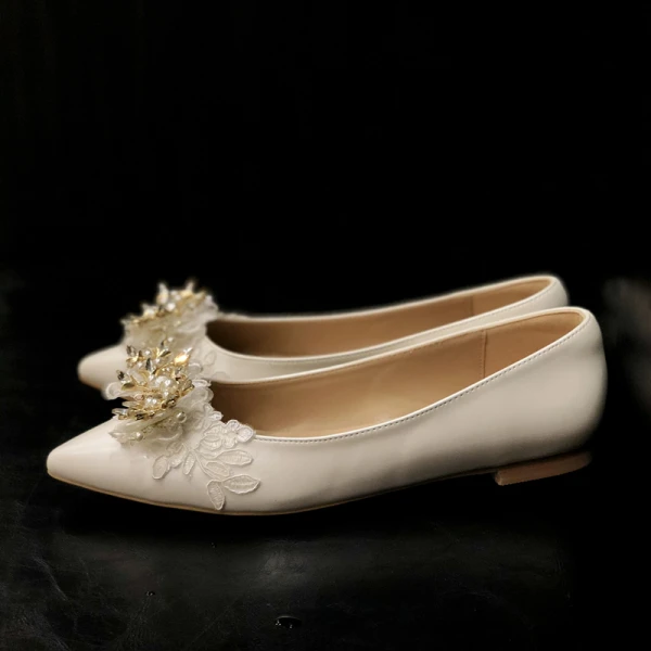Elegant Ivory Lace Flower Rhinestone Flat Wedding Shoes 2020 Leather Pearl Pointed Toe Wedding Heels