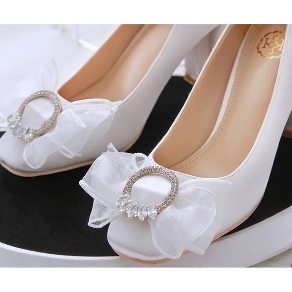 Élégant Ivoire Faux Diamant Noeud Chaussure De Mariée 2021 Satin 7 cm Talons Épais Pied Carré Mariage Escarpins