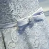 Schlicht Silber Brautjungfernkleider 2017 A Linie Spitze Blumen Schleife Rückenfreies Pailletten Rundhalsausschnitt Ärmellos Kurze Kleider Für Hochzeit
