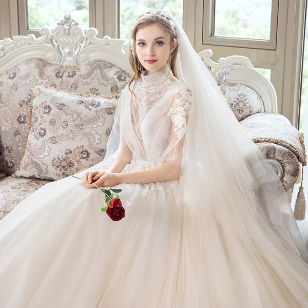 Luxe Champagne Robe De Mariée 2018 Princesse Transparentes Perlage Cristal Faux Diamant En Dentelle Fleur Noeud Encolure Dégagée Dos Nu 1/2 Manches Train De Balayage Mariage