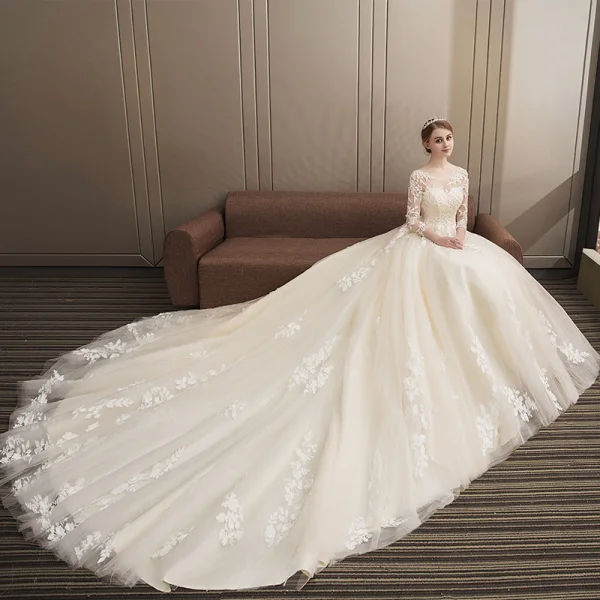 Moderne / Mode Champagne Robe De Mariée 2018 Robe Boule Appliques En Dentelle Paillettes Encolure Dégagée Dos Nu 3/4 Manches Cathedral Train Mariage
