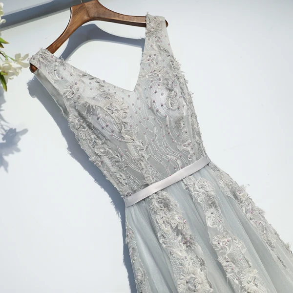 Chic / Beautiful Silver Bridesmaid Dresses 2017 A-Line / Princess Tea-length Lace Appliques Flower Pearl Crossed Straps V-Neck Sleeveless Bridesmaid