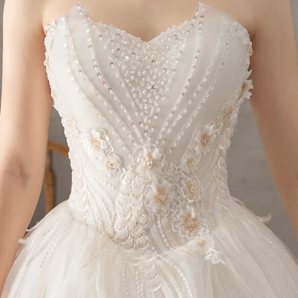 Elegant Hvit Brudekjoler 2018 Ballkjole Beading Blonder Blomst Perle Paljetter Kjæreste Ryggløse Uten Ermer Lange Bryllup