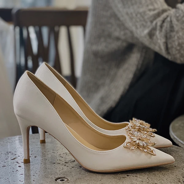 Schöne Ivory / Creme Abend Strass Schmetterling Pumps 2021 Leder 8 cm Stilettos Spitzschuh Pumps Hochhackige