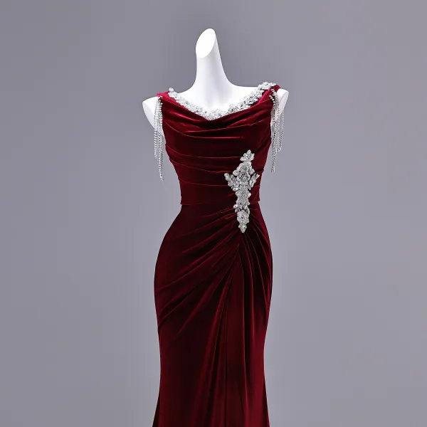Charmant Bordeaux Perlage Faux Diamant Paillettes Fendue devant Velours Robe De Soirée 2026 Trompette / Sirène V-Cou Sans Manches Dos Nu Train De Balayage Robe De Ceremonie