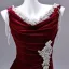 Charmant Bordeaux Perlage Faux Diamant Paillettes Fendue devant Velours Robe De Soirée 2026 Trompette / Sirène V-Cou Sans Manches Dos Nu Train De Balayage Robe De Ceremonie