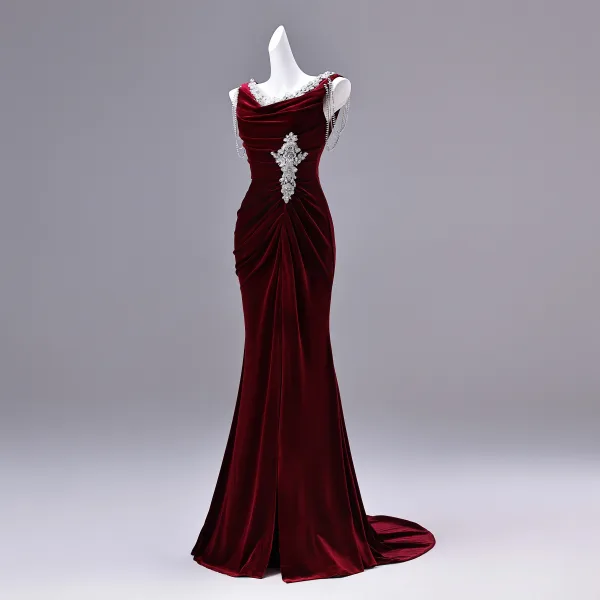 Charmant Bordeaux Perlage Faux Diamant Paillettes Fendue devant Velours Robe De Soirée 2026 Trompette / Sirène V-Cou Sans Manches Dos Nu Train De Balayage Robe De Ceremonie