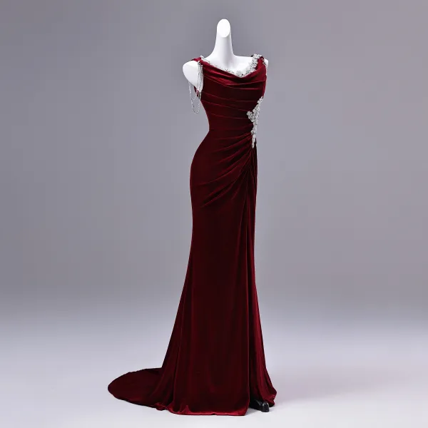 Charmant Bordeaux Perlage Faux Diamant Paillettes Fendue devant Velours Robe De Soirée 2026 Trompette / Sirène V-Cou Sans Manches Dos Nu Train De Balayage Robe De Ceremonie