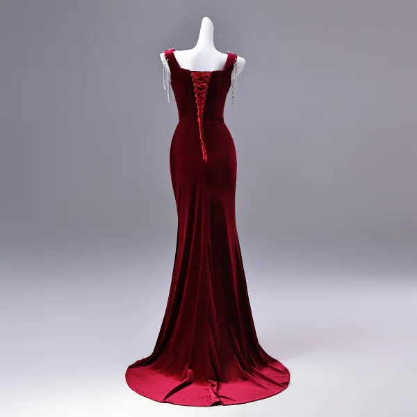 Charmant Bordeaux Perlage Faux Diamant Paillettes Fendue devant Velours Robe De Soirée 2026 Trompette / Sirène V-Cou Sans Manches Dos Nu Train De Balayage Robe De Ceremonie
