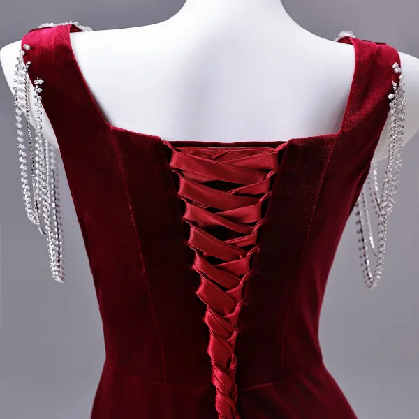 Charmant Bordeaux Perlage Faux Diamant Paillettes Fendue devant Velours Robe De Soirée 2026 Trompette / Sirène V-Cou Sans Manches Dos Nu Train De Balayage Robe De Ceremonie